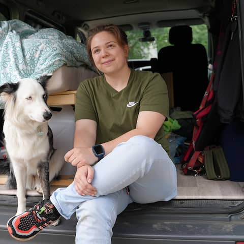 Sophia Renner an ihrem Transporter mit Hündin Blue (Quelle: rbb/Linh Tran)
