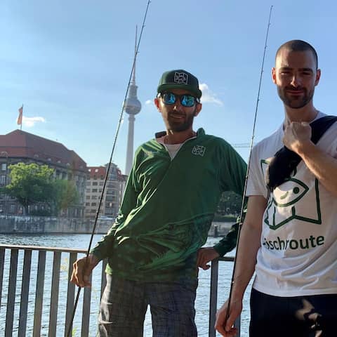 Hakan, Vinc und Bon(rechts) vom Team Fischroute an der Spree in Berlin(Quelle: rbb)