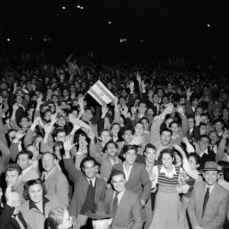 In den Straßen von Tel Aviv jubelt die jüdische Bevölkerung, nachdem am 30. November 1947 im Radio verkündet worden war, dass die Vereinten Nationen die Teilung Palästinas und den neuen jüdischen Staat planen. Die Resolution 181 der UN-Generalversammlung wurde am 29. November 1947 mit einem Teilungsplan zur Lösung des arabisch-israelischen Konflikts im britischen Mandatsgebiet Palästina verabschiedet.
