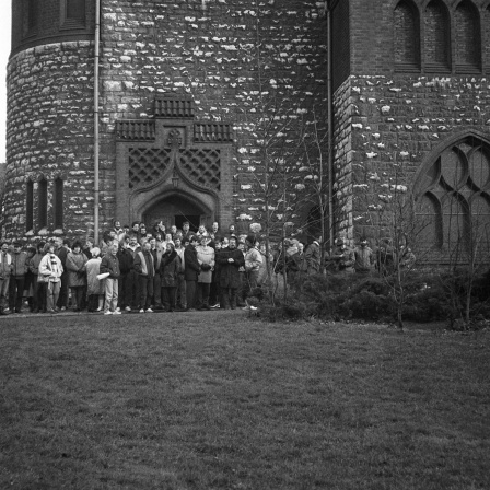 Junge Leute am 1.2.1988 vor der Glaubenskirche in Ostberlin, warten auf Ausgang des Prozeßes