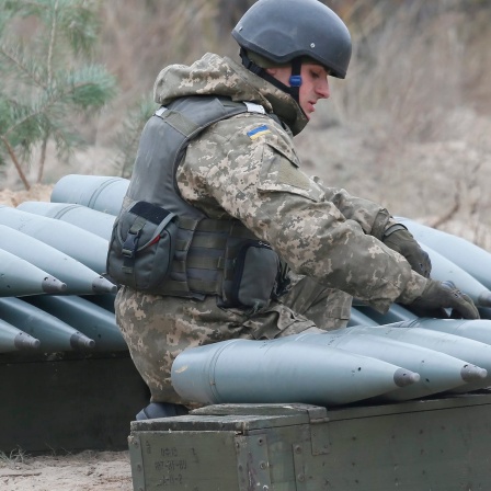 Ein ukrainischer Soldat kümmert sich um Munition