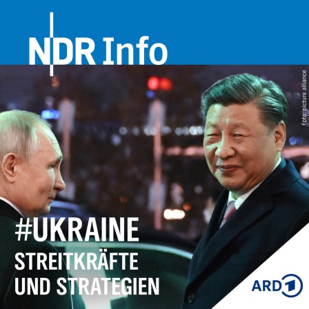 Chinas Staatspräsident Xi Jinping und Russlands Präsident Putin verlassen den Kreml-Palast nach einem gemeinsamen Abendessen.