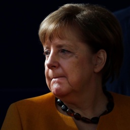 Angela Merkel vor einem schwarzen Hintergrund