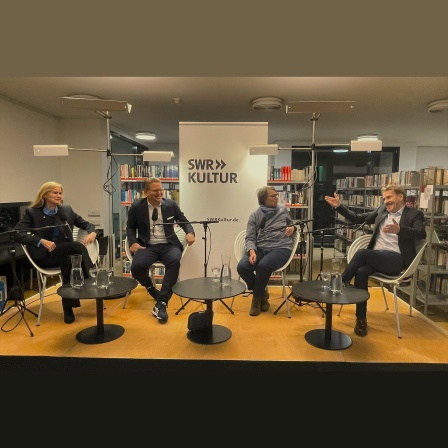 Meike Feßmann, Carsten Otte, Julia Schröder und Paul Jandl bei der Diskussion in der Mediathek Bühl
