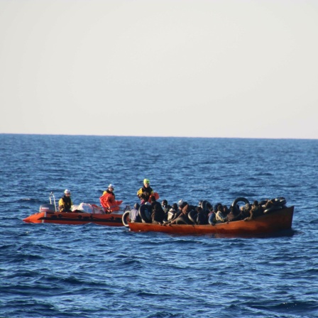 Die Schiffsbesatzung der Louise Michel während einer Rettungsmission im Mittelmeer (24.03.2023).