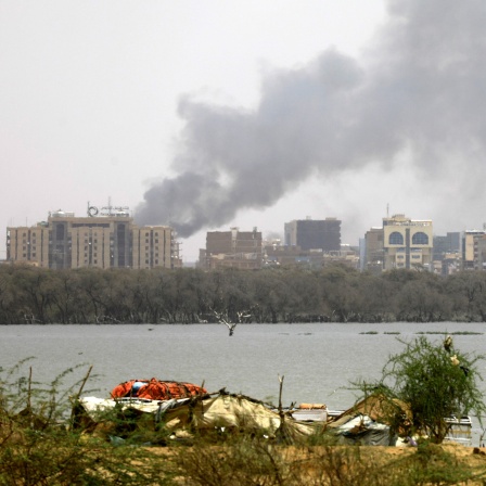 Rauch steigt auf über den Dächern der Stadt Khartum.