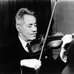 Der Violinist Fritz Kreisler spielt konzentriert auf seiner Violine.