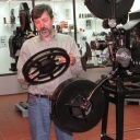 Peter Schade-Didschies steht 1997 an einem Ernemann-35mm-Filmprojektor aus dem Jahr 1914