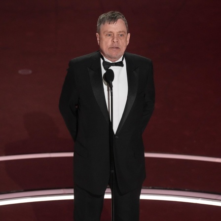 Mark Hamill präsentiert den Preis für die beste Filmmusik während der Oscarverleihung 2025