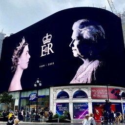 Leuchttafel mit Queen Elisabeth II. in London