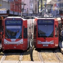 Zwei Stadtbahnen stehen an einer Haltestelle.