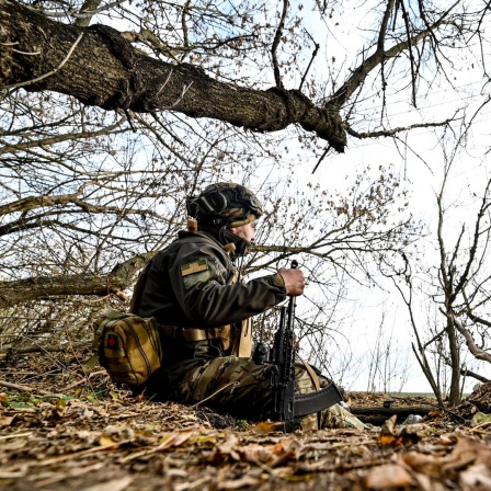 Ein Soldat der ukrainischen Armee hält Wache.