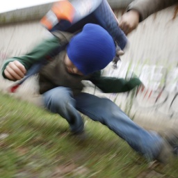 Ein Schüler drückt auf dem Schulhof des Gymnasiums in Leichlingen einen anderen zu Boden (gestelltes Illustrationsfoto).