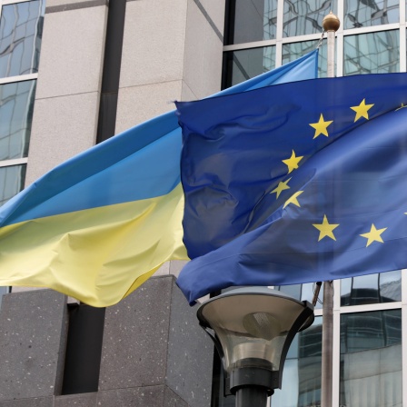 Die ukrainische Flagge neben der EU-Flagge.