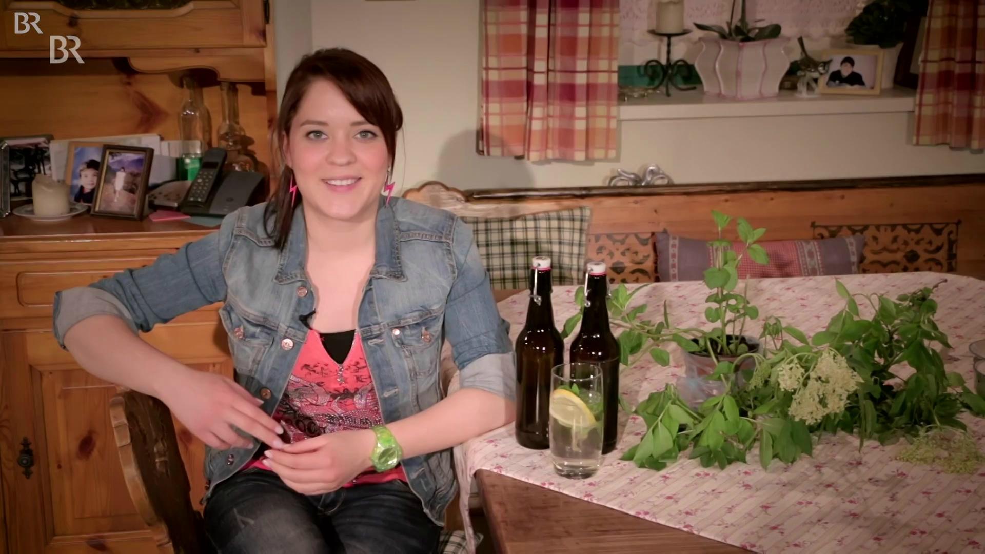 Dahoam is Dahoam Kathi macht Holunderblütensirup