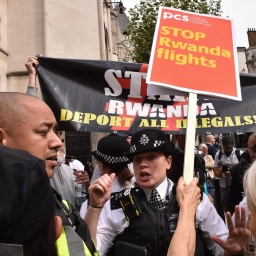 Eine aufgebrachte Menschenmenge protestiert in London gegen das Ausfliegen von Geflüchteten nach Ruanda. Die Polizei greift ein. 