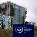 Der Sitz des Internationalen Strafgerichtshofs (IStGH) im Stadtteil Scheveningen von Den Haag (Niederlande). Der IStGH wurde 1998 durch einen völkerrechtlichen Vertrag auf Dauer eingerichtet. Er ist kein Teil der Vereinten Nationen