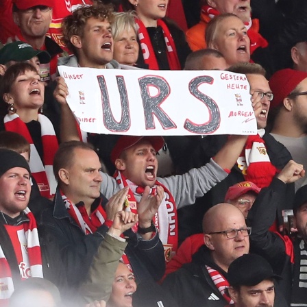 Fan mit Plakat für Union-Trainer Urs Fischer