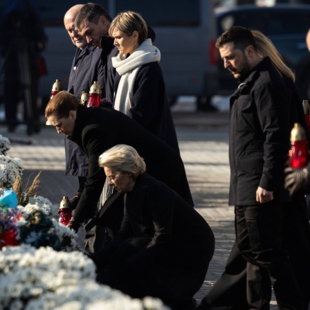 Spitzenpolitiker der EU nehmen an der Zeremonie am Denkmal für die gefallenen ukrainischen Soldaten auf dem Unabhängigkeitsplatz in Kiew teil.