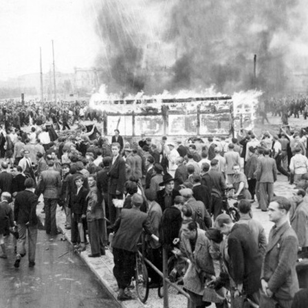 Ein brennender Kiosk während des Volksaufstandes in Ost-Berlin am 17. Juni 1953