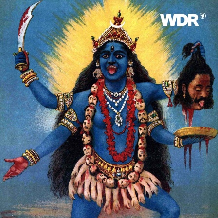 Gemälde "Kali Trampling Shiva": Die hinduistische Göttin Kali hat blaue Haut und vier Arme, triumphierend hält sie ein blutiges Schwert und den abgetrennten Kopf eines Mannes.