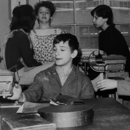 Schulalltag in der DDR - Schüler während des Unterrichtsfach 'Produktive Arbeit' (praktische und theoretische Arbeiten in verschiedenen Betrieben in der DDR als Berufsvorbereitung) in einem Betrieb in Ost-Berlin um 1985.