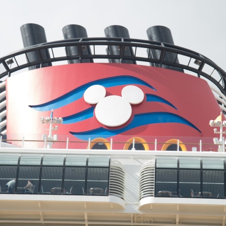 Die Schornsteine eines Disney Dream' Kreuzfahrtschiffes der amerikanischen Reederei Disney Cruise Line. 