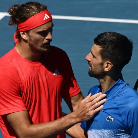 Alexander Zverev (l.) und Novak Djokovic