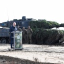 Scholz besucht die Militärbasis in Bergen, im Hintergrund ein Leopard-Panzer