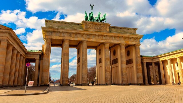 Blick auf das Brandenburger Tor mit dem leeren Pariser Platz, Bild: imago images / CHROMORANGE   in Berlin