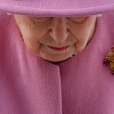Die britische Queen Elizabeth II. senkt ihren Kopf.