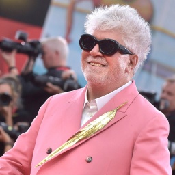 Filmregisseur Pedro Almodovar posiert auf dem roten Teppich während der Premiere des Films "The Room Next Door" bei den Internationalen Filmfestspielen von Venedig, 2. September 2024, in Venedig.