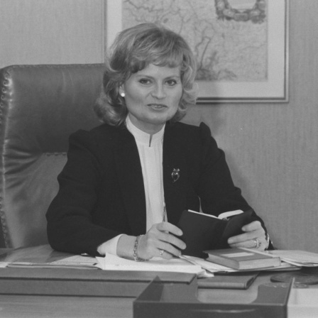 Hannelore Kohl sitzt 1997 an ihrem Schreibtisch (Archivbild)