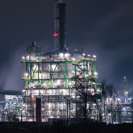 Hell beleuchtet sind die Anlagen der Erdölraffinerie der PCK-Raffinerie GmbH. 