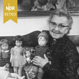 Käthe Kruse spricht anläßlich vom 50jährigen Jubiläum ihrer Puppen, München 1960.