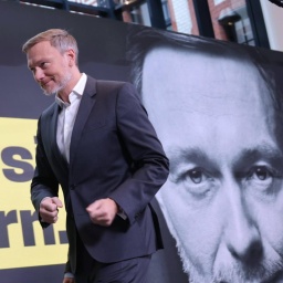 FDP-Chef Christian Lindner läuft an einem Wahlplakat vorbei, auf dem steht "Alles lässt sich ändern."