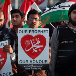 Januar 2015: Anhänger der pakistanischen Partei Awami Tehreek nehmen in Islamabad an einer Kundgebung teil, um die französische Zeitschrift „Charlie Hebdo“ für die Veröffentlichung von Karikaturen des Propheten Mohammed zu verurteilen
