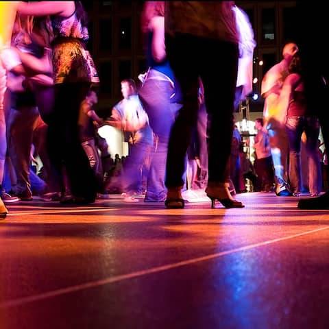 Menschen tanzen in der Disco.