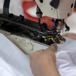 Eine Frau arbeitet in einer Textilfabrik
