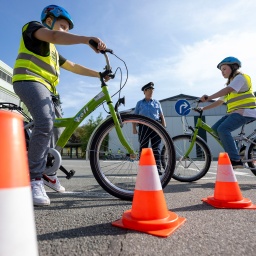 Schülerinnen und Schüler einer vierten Klasse nehmen auf dem Hof der Grundschule an einer Verkehrsschulung der Verkehrswacht Sachsen teil.