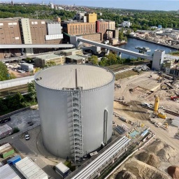 Der Wärmespeicher von BEW in Reuter West ist 45 Meter hoch und kann 13 Stunden lang Wärme liefern (Bild: rbb/Tabea Schoser)
