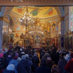 In der Mariä-Himmelfahrts-Kirche, der griechisch-katholischen Kirche in dem Karpatenort in der Westukraine, beten die Kirchgänger für den Frieden in der Ukraine. (zu dpa "Das friedliche Leben im angegriffenen Land")