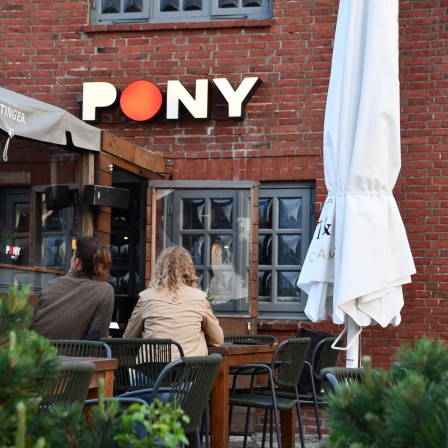 Zwei Frauen sitzen auf der Terrasse des Club "Pony" in Kampen (Sylt). Hier hatten Party-Gäste zu Pfingsten rassistische Lieder gegrölt.