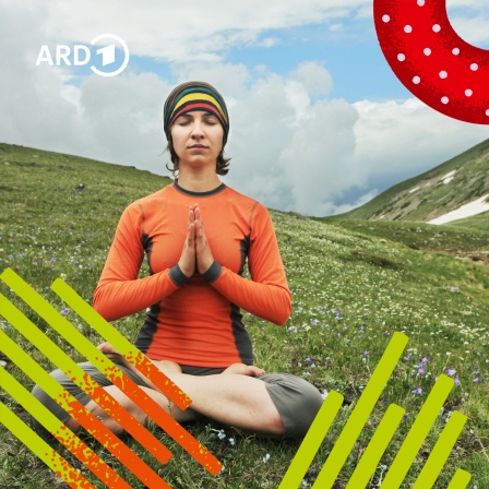 Eine Frau sitzt im Schneidersitz mit geschlossenen Augen und gefalteten Händen vor der Brust auf einem Berg und meditiert. | Bild: colourbox.com/Bildmontage: BR