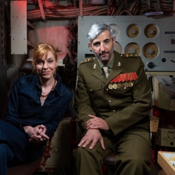 Eva Schulz und Michel Abdollahi (von links nach rechts) sitzen nebeneinander in einem U-Boot.