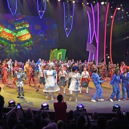Kinder auf der Bühne bei der "Frida & Frida" Premiere im Friedrichstadt-Palast 