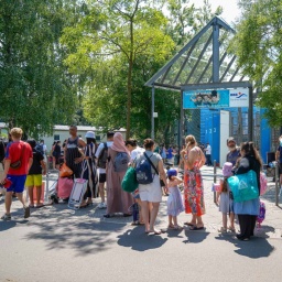 Viele Menschen stehen vor dem Eingang des Sommerbads Neukölln (Columbiabad) (Bild: picture alliance / SULUPRESS.DE/Vladimir Menck)