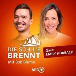 Emily Horbach und Bob Blume auf dem Podcast-Cover von &#034;Die Schule brennt - Mit Bob Blume&#034;