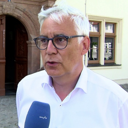 Wahlsieger und Bürgermeister Oliver Urban vor einem Tor in Borna im Interview