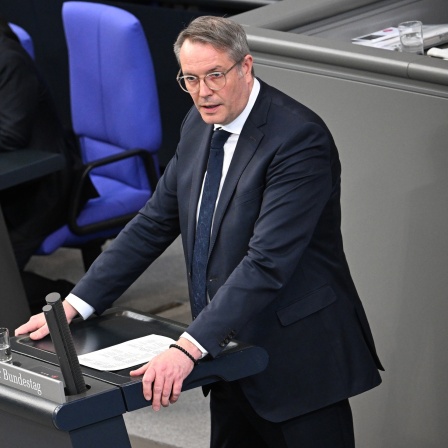 Der rheinland-pfälzische Ministerpräsident Alexander Schweitzer am Rednerpult im Bundestag